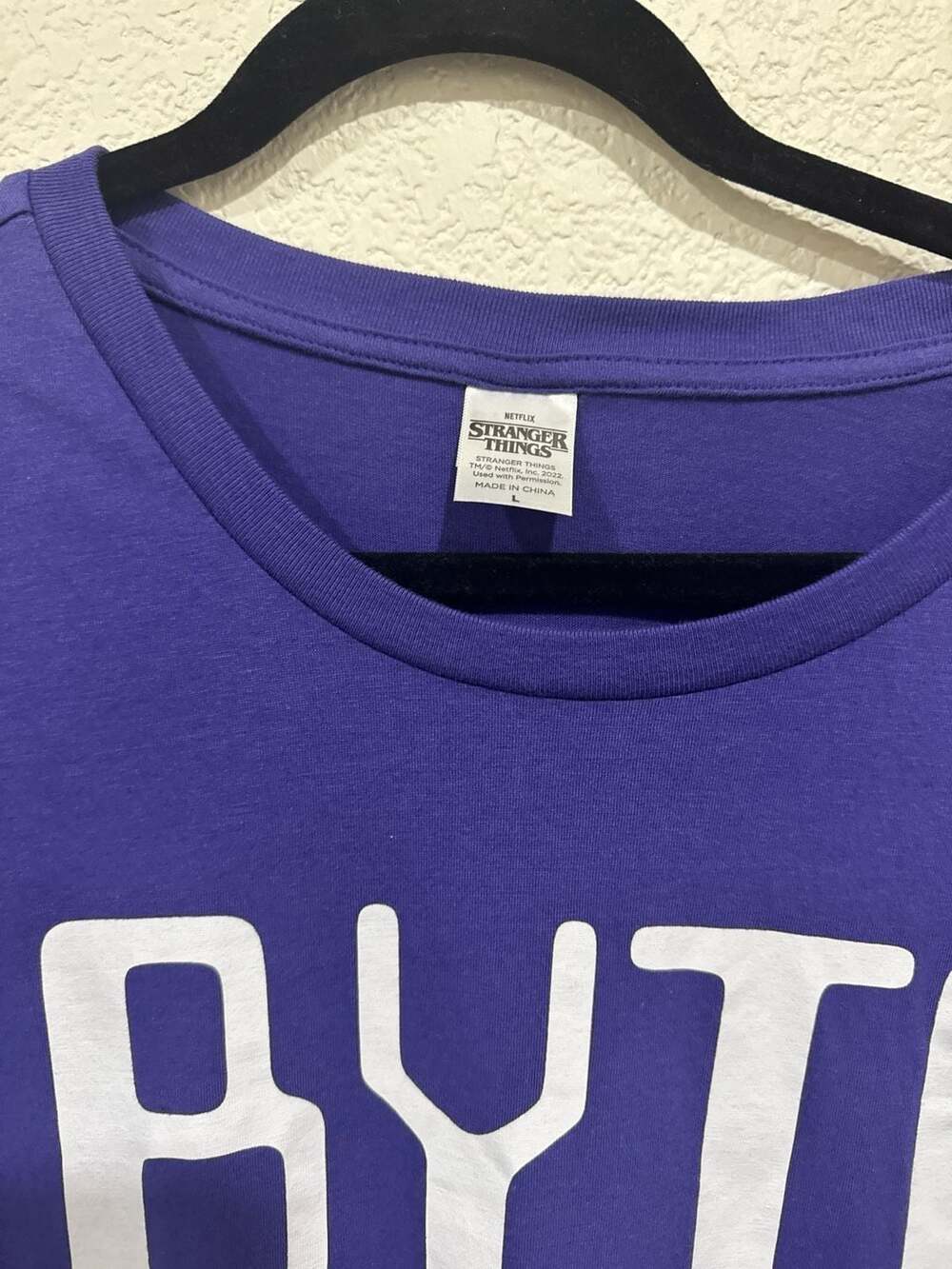 Stranger Things Dustin Henderson 'Byte Off' Purple Graphic T-Shirt Adult Size L - Picture 2 of 9